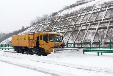 2019年1月25日高发公司鄂西北片区宜城分部在麻竹高速宜保段铲雪作业